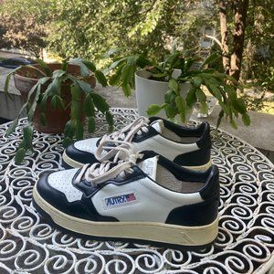 Autry Medalist Low Black and White